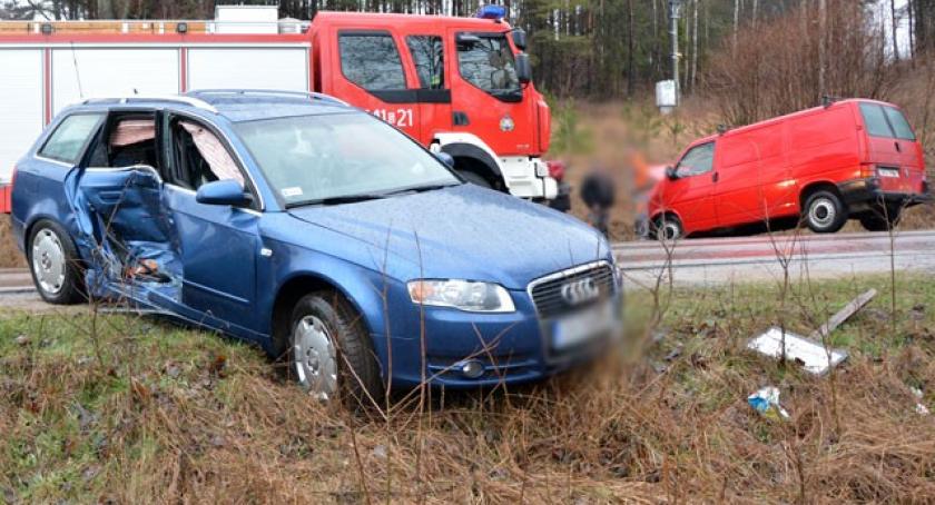 Kobysewo. Czołowo - boczne zderzenie busa z audi