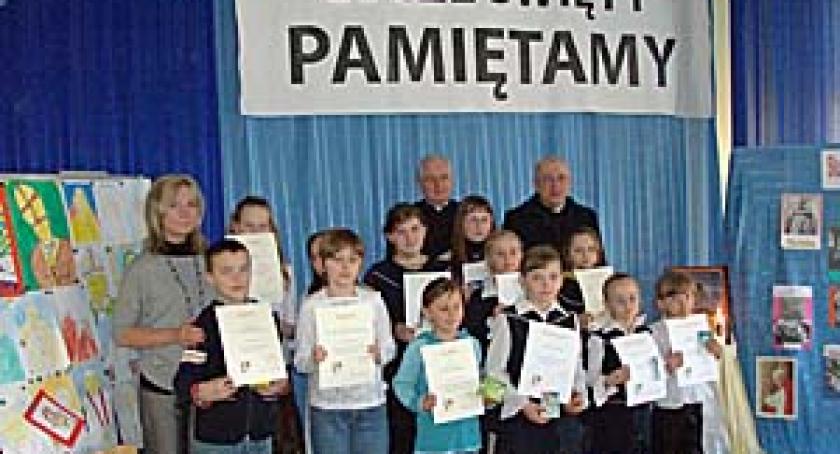 Uczniowie SP w Wilanowie uczcili pamięć papieża