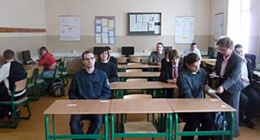 Czy młodzież jest uzależniona od internetu? VI Powiatowy Konkurs Technologii Informacyjnej