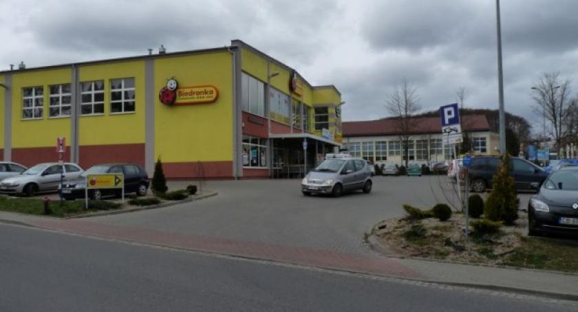 Kartuzy. Chaos komunikacyjny na parkingu przed Biedronką