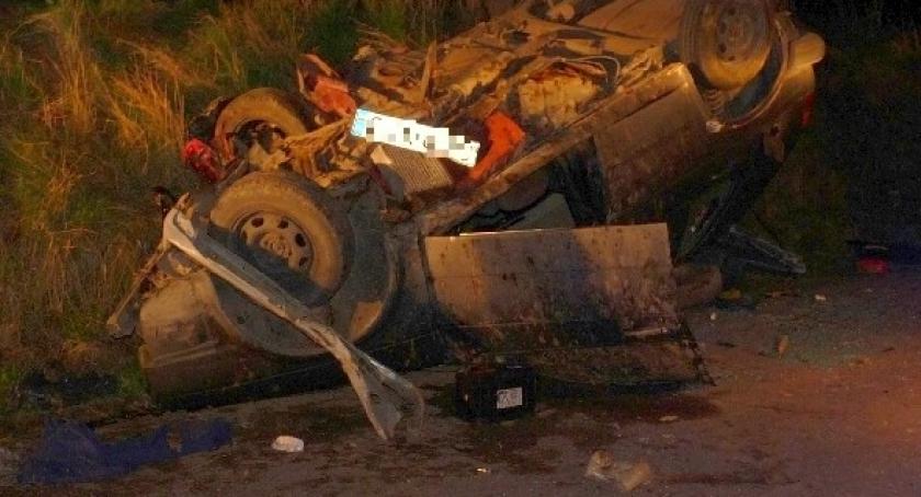 Gołubie. Golf uderzył w drzewo i dachował