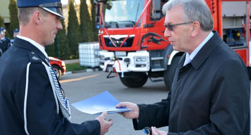 Nowy wóz na Dzień Strażaka dla ochotników z Sierakowic