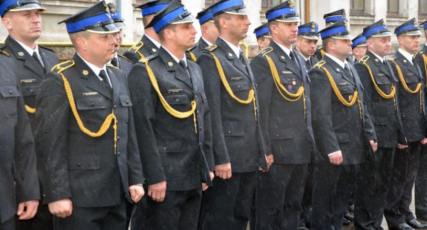 Awanse i odznaczenia na Dzień Strażaka dla kartuskich funkcjonariuszy