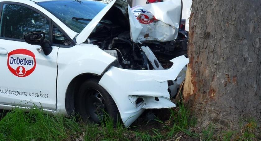 Załęże. Ford fiesta uderzył w drzewo