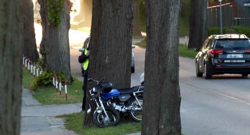 Leźno. Motorowerzysta wpadł pod citroena