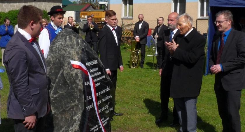 Przodkowo. Symboliczne drzewa i obelisk dla rotmistrza Witolda Pileckiego