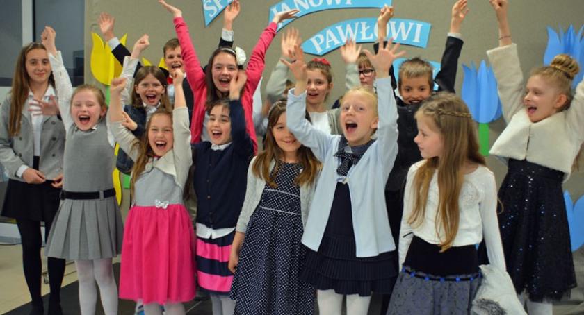Banino. Chwile pełne wzruszeń, ciepła i wzajemnej serdeczności. I Gminny Konkurs Piosenki Papieskiej 