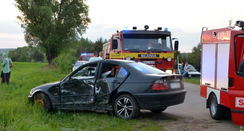 Niestępowo. BMW uderzyło w słup energetyczny 