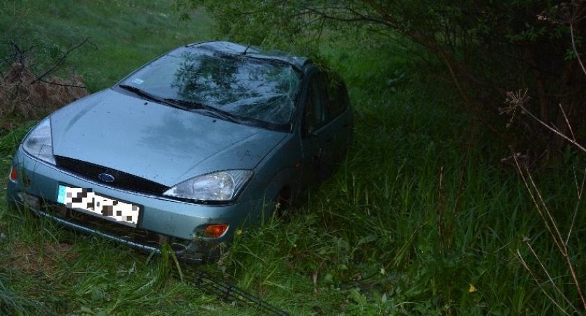 Kamienica Szlachecka. Ford wypadł z drogi i dachował