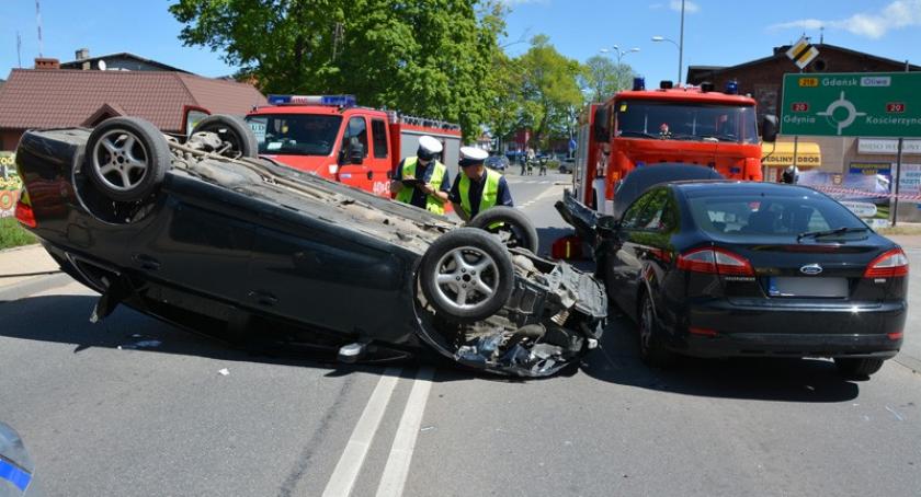 Chwaszczyno. Toyota dachowała i uderzyła w forda - sprawczyni zdarzenia była pijana