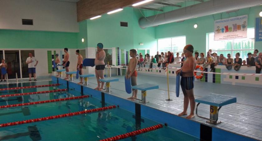 Kartuzy. Uczniowie szkół podstawowych i gimnazjów wzięli udział w zawodach pływackich