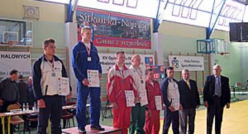Medale zapaśników w Nowinach