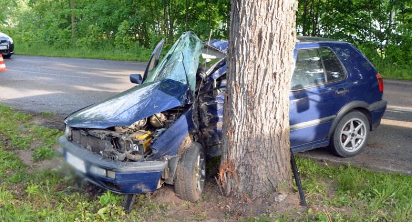 Garcz. VW Golf rozbił się na drzewie 