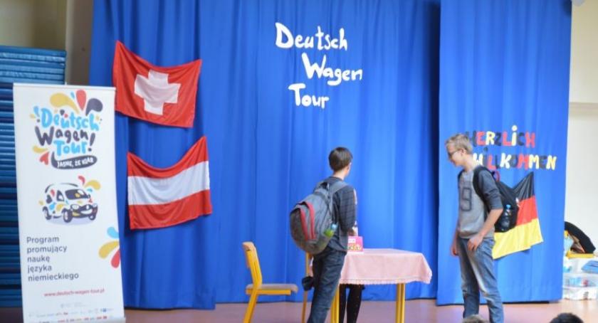 W kartuskim gimnazjum promowano naukę języka niemieckiego. Deutsch Wagen Tor w gimnazjum nr 1 w Kartuzach
