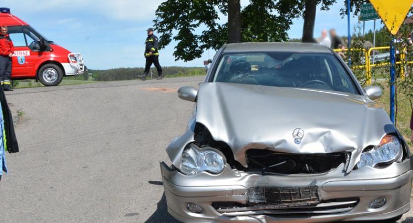 Gowidlino. Czołowe zderzenie mercedesa z citroena