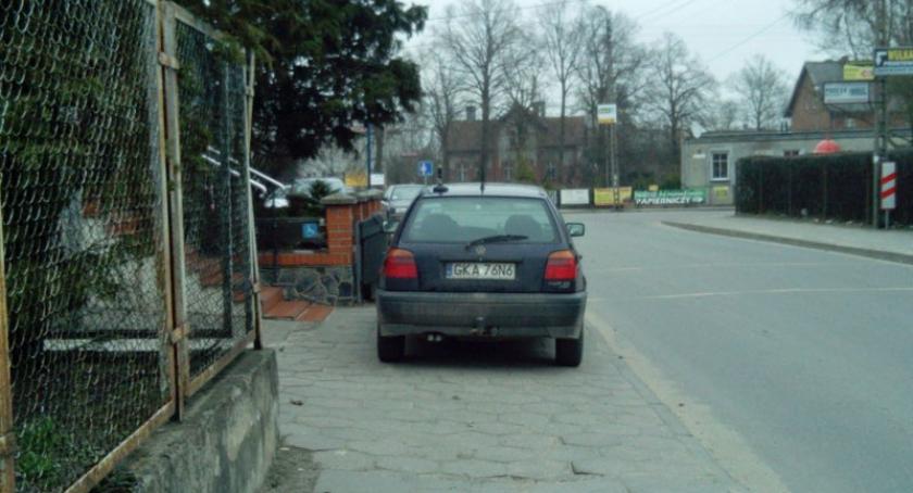 Mistrzowie parkowania. Dla kogo chodniki?