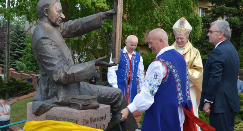 Sierakowice. Pomnik ks. Bernarda Sychty uroczyście odsłonięty