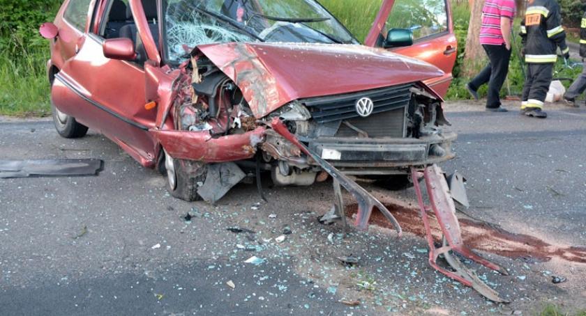 Prokowo. VW Polo uderzył w drzewo 