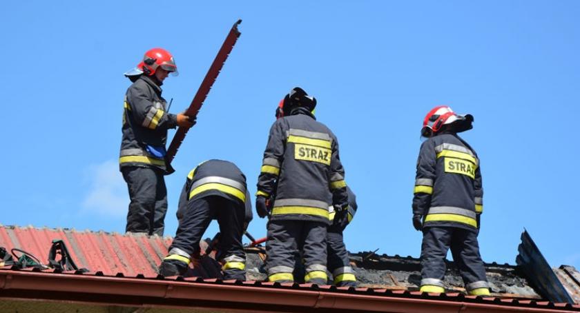 Garcz. Palił się dach budynku mieszkalnego 