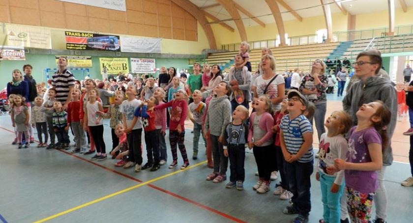 Przodkowo. Świetna zabawa z klaunem i szczudlarzami