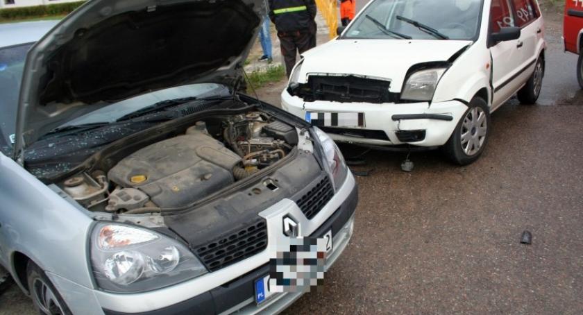 Powiat. Wypadek z udziałem trzech pojazdów i dwa dachowania