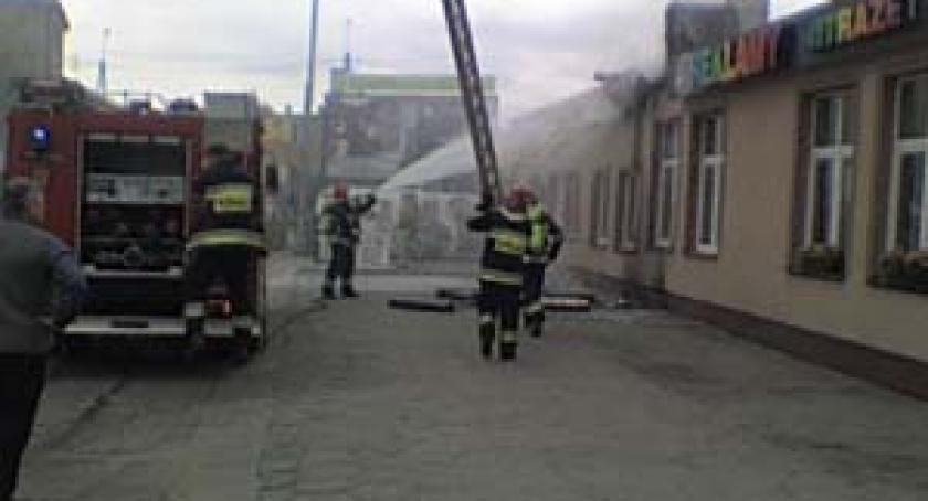Kartuzy. Wybuchł pożar na dachu sklepu