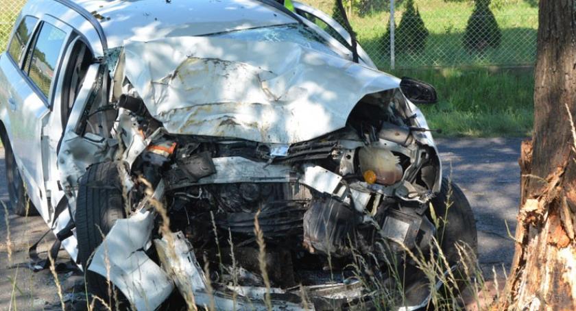 Migi. Opel rozbił się na drzewie - dwie osoby ranne