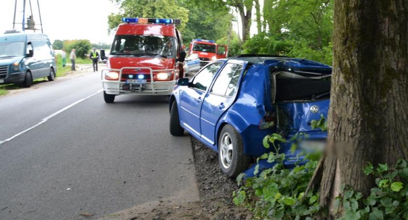 Kawelki. VW Golf uderzył w drzewo 