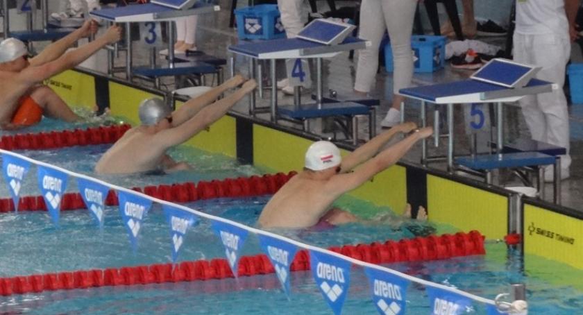 Pływanie. Jakub Skierka zdobył dwa złote medale w drodze do Singapuru