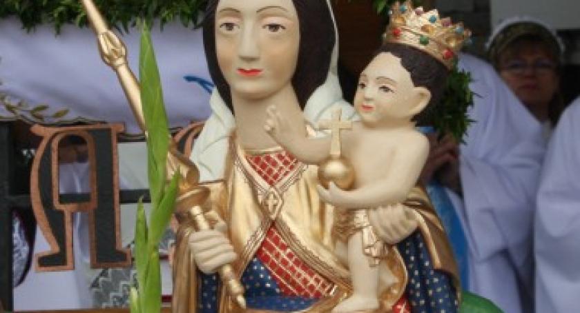 Sianowo. Poświęcono replikę figury MB Sianowskiej ofiarowaną Kaszubom z Kanady