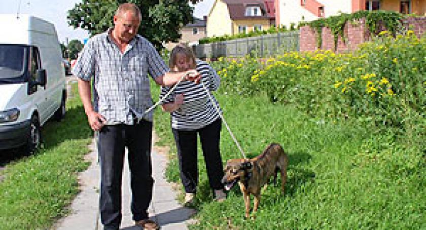 Wyrzucili z samochodu i... odjechali