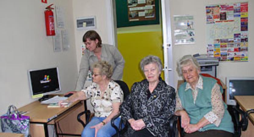 Seniorzy uczą się serfować po internecie. Kurs komputerowy w kartuskiej bibliotece