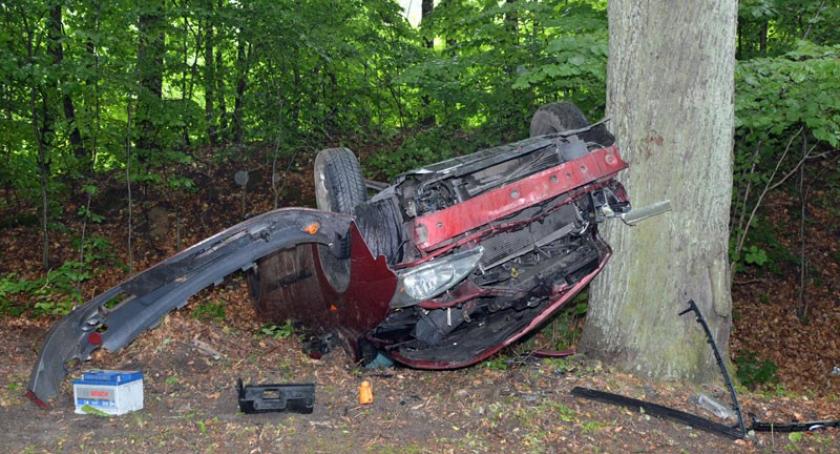 Złota Góra. Ford wpadł w poślizg i dachował