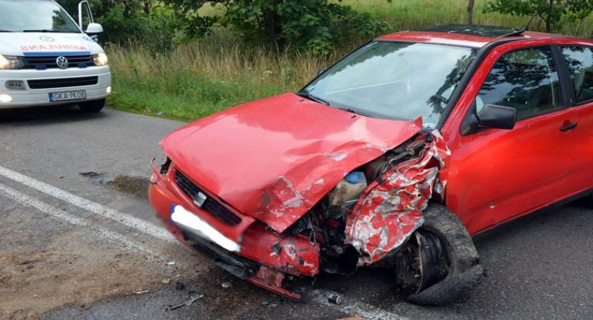 Miechucino. Seat podczas wyprzedzania uderzył w nissana