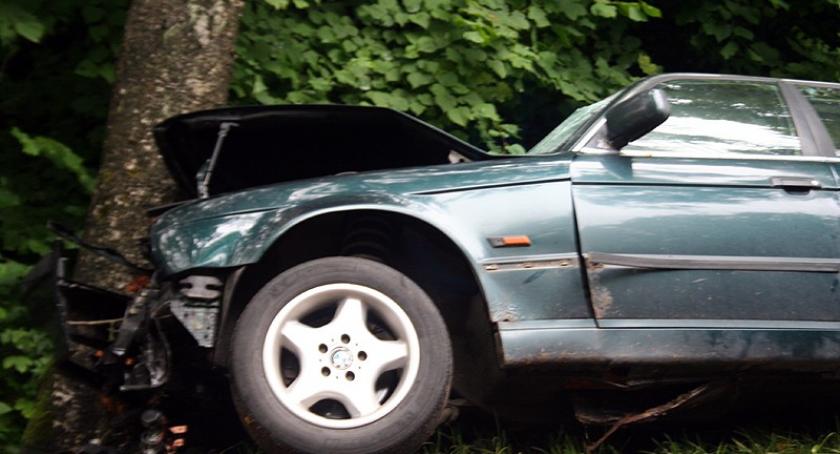 Zmarła pasażerka BMW, które uderzyło w drzewo w Wygodzie Sierakowskiej