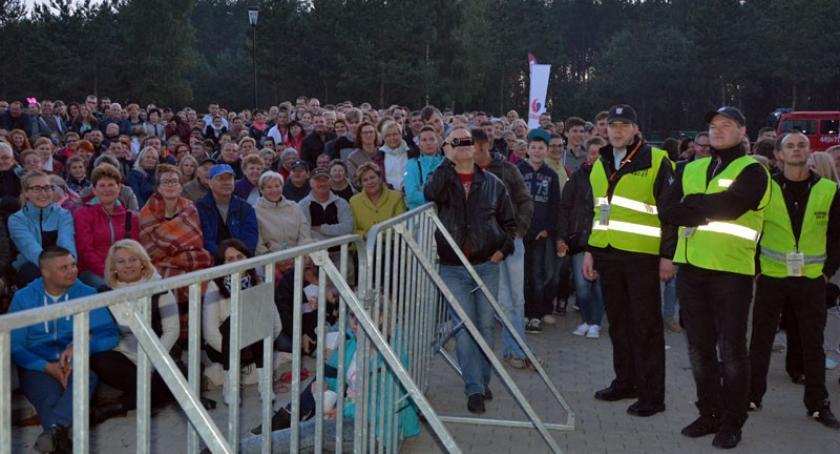 Wokalista De Mono przeprasza ochroniarzy za incydent w Stężycy
