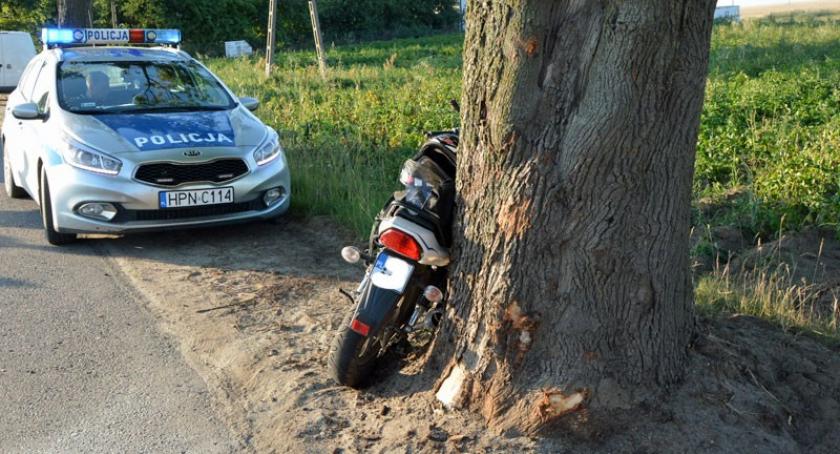 Tokary. Motocyklem w drzewo 