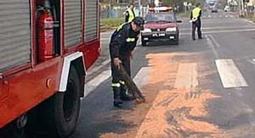 Plamy oleju na drogach - jak radzą sobie z nimi strażacy? 