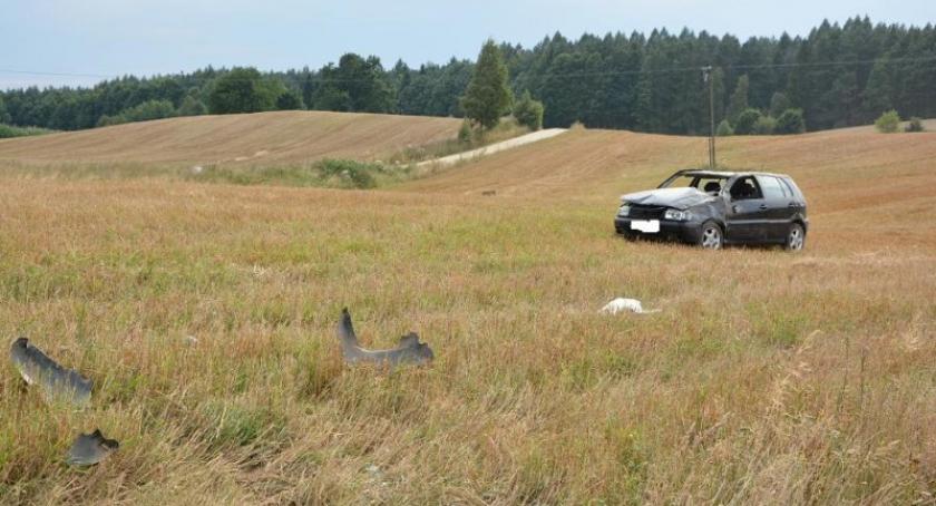 Łyśniewo. VW Polo dachował na polu - kierowca był pijany?