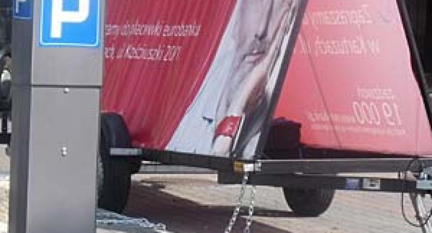 Przyczepy reklamowe - mogą parkować czy nie? Różne opinie w tej samej sprawie