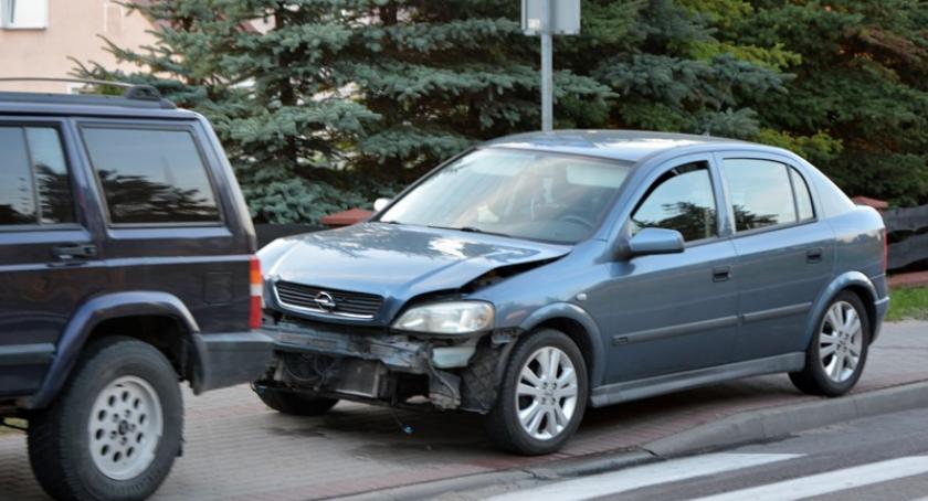 Somonino. Opel najechał na tył jeepa