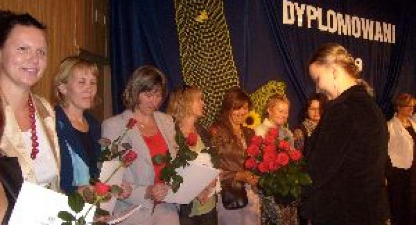 Dyplomy i kwiaty dla dyplomowanych