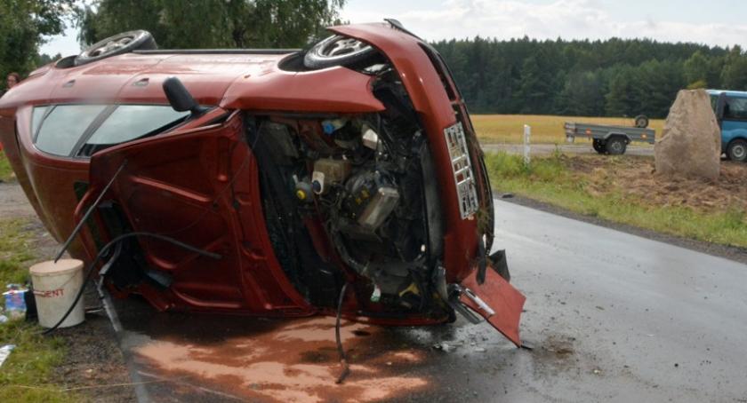Szymbark. Audi wywróciło się na bok