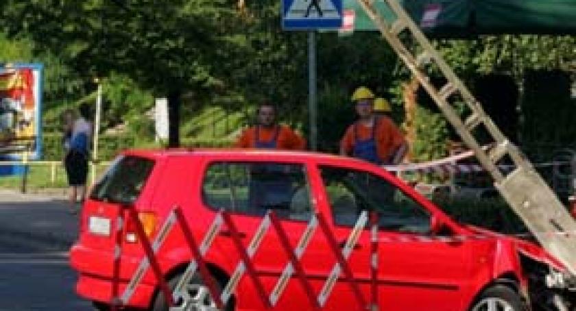 Uderzył w słup... i uciekł