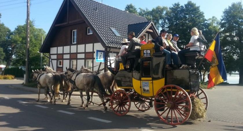 Zabytkowy dyliżans z wizytą w Chmielnie