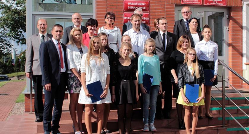 Sierakowice. Odznaczenia dla najlepszych absolwentów podstawówek i gimnazjów
