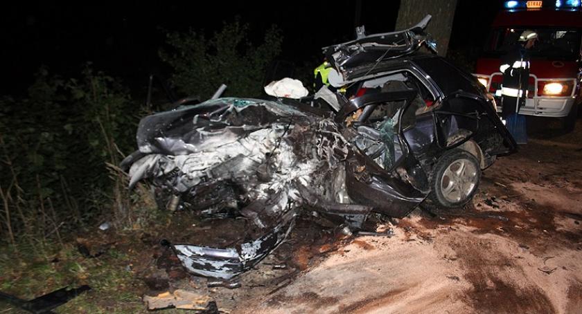 Kawelki. 25-latek nie żyje, pięć osób rannych w zderzeniu dwóch aut