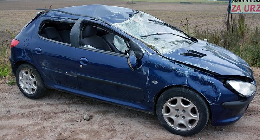 Leszno Kartuskie. Peugeot dachował przy przejeździe kolejowym