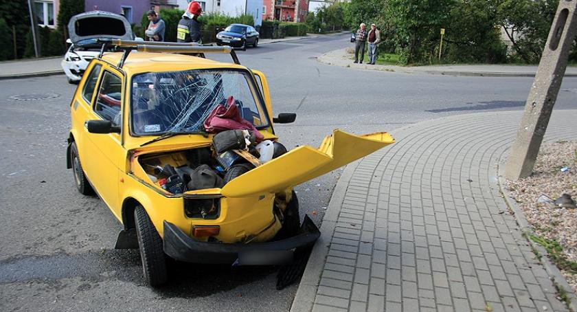 Kartuzy. Opel astra zderzył się z maluchem