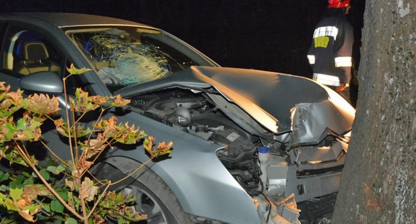 Kczewo. Citroen rozbił się na drzewie